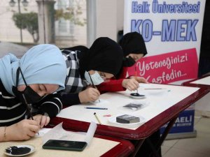 Ziyaret Ettikleri Ko-mek’te Çini Boyama Yaptılar