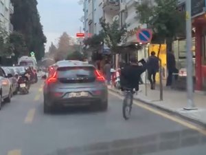 Tek Teker Üstünde Hem Kendini, Hem De Trafiği Tehlikeye Attı