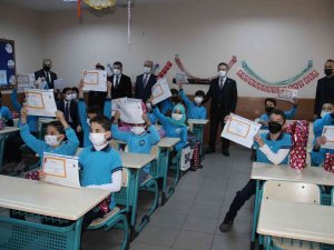 Öğrencilere Karnelerini Veren Vali Aksoy; Tatilinizi İyi Değerlendirin