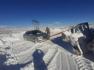 Karlı Yollarda Kalanların İmdadına Jandarma Ekipleri Yetişiyor