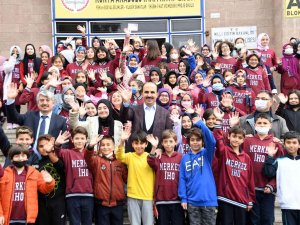 Başkan Altay Karne Alan Öğrencileri Tebrik Etti