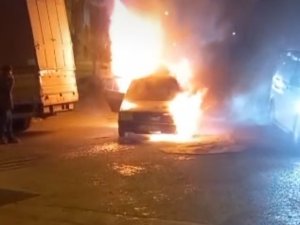 Küçükçekmece’de Alev Topuna Dönen Araç Küle Döndü