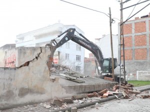 Samsun’da Metruk Binalar Yıkılıyor