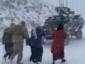 Şırnak’ta Jandarma Ekipleri Kirpi Ve Kobralarla Kar Mağduru 150 Vatandaşı Güvenli Bölgeye Çıkarttı