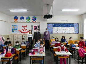 Başkan Kanar’dan Öğrencilere Karne Hediyesi