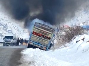Kamyon Alev Alev Yandı, Karayolu Trafiğe Kapandı