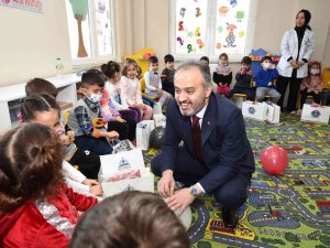 Ana Kucağı’nda Karne Sevinci