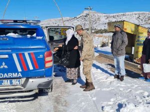 Diyaliz Hastası Kadının Yardımına Jandarma Yetişti