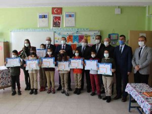 Yozgat’ta Öğrenciler Karnelerini Aldı