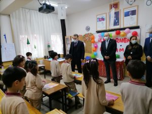 Edremit’te Öğrencilere Karnelerini Edremit Kaymakamı Ahmet Odabaş Verdi