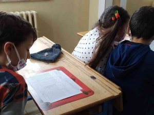 Öğrenciler Okulda, Veliler Dışarıda Karne Heyecanı Yaşadı