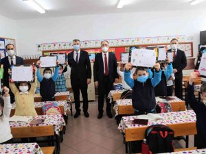 Başkan Sezer, Öğrencilerin Karne Heyecanına Ortak Oldu