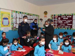 Başkan Bozdoğan, Öğrencilerin Karne Heyecanına Ortak Oldu