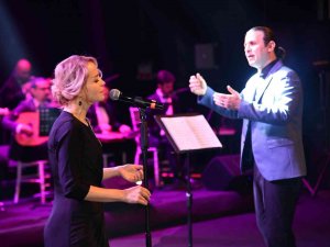 Zeki Müren Şarkıları Mest Etti