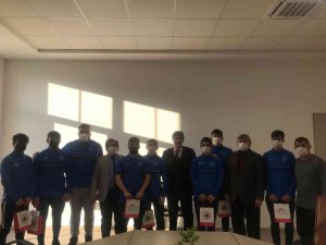 Afyonkarahisar İ̇l Milli Eğitim Müdürü Metin Yalçın, Başarılı Güreşçileri Ödüllendirdi