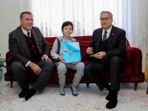 Vali Su, Evde Eğitim Gören Öğrenciye Karnesini Verdi