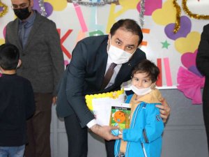 Yüreğir Kaymakamı Bingöl Öğrencilerin Karne Heyecanına Ortak Oldu