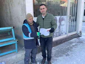 Öğretmen Öğrencisinin Karnesini Velisine Teslim Etti