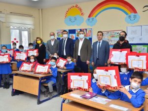 Afyonkarahisar’ın İlçelerinde De Karne Sevinci Yaşandı