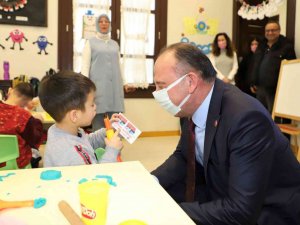Başkan Akın’dan Minik Öğrencilere Yarıyıl Hediyesi
