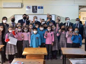 Aliağa’da Karne Heyecanı: 18 Bin 300 Öğrenci Karne Alarak Tatile Başladı