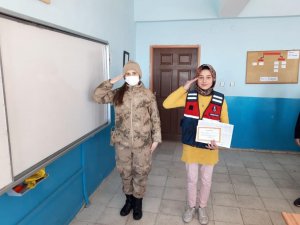 Jandarma Ekibi Öğrencilerin Karne Heyecanına Ortak Oldu