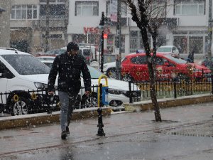 Hayrabolu’da Kar Yağışı Etkili Oluyor
