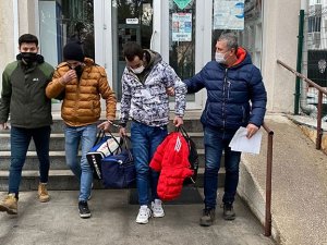 Marketten 19 Şişe Alkol Çalan İki Kişi Kamera Kayıtlarına Takıldı