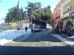 Şanlıurfa’da Buzlanan Yolda Kaza Anı Kamerada