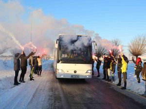 Fenerbahçe’ye Sivas’ta Meşaleli Karşılama