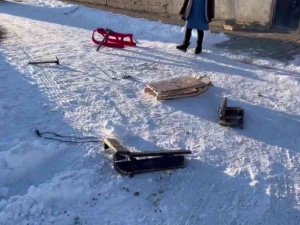 Karne Günü İki Kardeş Kızakla Kayarken Otomobilin Altında Kaldı