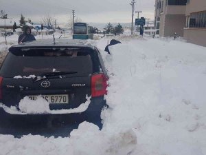 Kar Altında Kaybolan Araçlarını 4 Gün Sonra Çıkartabildiler