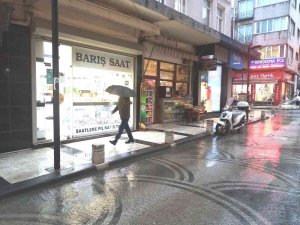 Bandırma’da Kar Öncesi Sağanak Yağış Etkili Oluyor