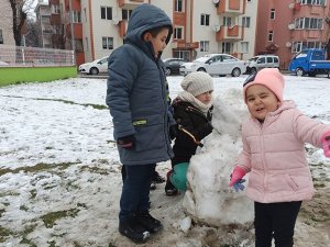 Kar Yağışı Çocuklara Karne Hediyesi Oldu
