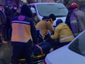 Sancaktepe’de İki Araç Çarpıştı, Sürücü Araçta Sıkıştı