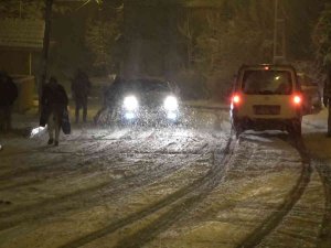 Maltepe’de Karla Kaplanan Yollarda Araçlar Kaydı