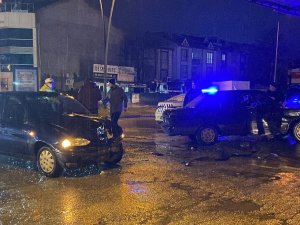 İ̇negöl’de İki Otomobil Çarpıştı: 1 Yaralı