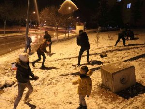 Gençler Kartopu Savaşı Ve Kayak Keyfi Yaparak Eğlendiler