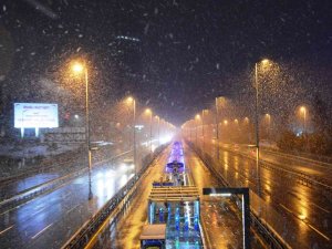 İ̇stanbul’da Gece Saatlerinde Kar Yağışı Aralıklarla Devam Etti
