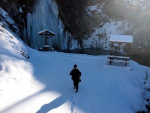 Eksi 20 Derecede Buz Tutan Şelale Kartpostallık Görüntüler Oluşturdu