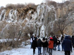 Buz Tutan Girlevik Şelalesi’nde 2 Metrelik Buz Sarkıtları Oluştu