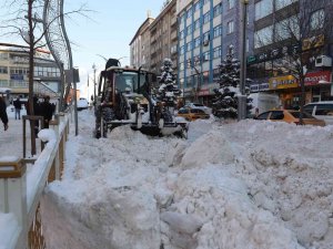 Hakkari’de Karla Mücadele Çalışmaları Sürüyor