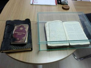 Yanmayan Kuran-ı Kerim’leri Özenle Saklıyorlar