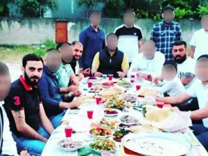 Katilleriyle Fotoğraf Çektirmiş