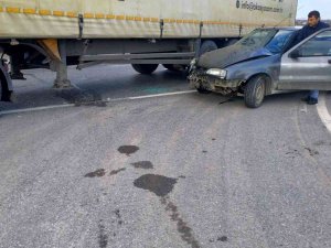 Kavşaktan Dönen Tır İle Otomobil Çarpıştı: 2 Yaralı