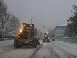 Ağrı Belediyesi Kar Çalışmalarını Aralıksız Sürdürüyor