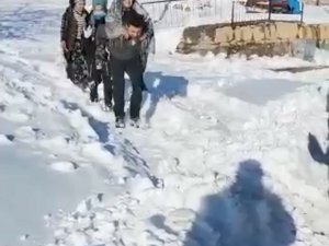 Sağlık Görevlisi Yaşlı Hastayı Sırtında Taşıdı