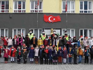Hataylı Çocuklara “Jandarma Çocuk Kitabı Ve Boyama” Kitabı Hediye Ettiler