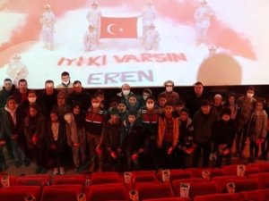 Jandarma Personeli Vatandaşlarla Birlikte “Kesişme: İ̇yi Ki Varsın Eren” Filmini İzledi