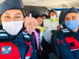 Aksaray Jandarmadan Minik Öğrencilere Karne Hediyesi